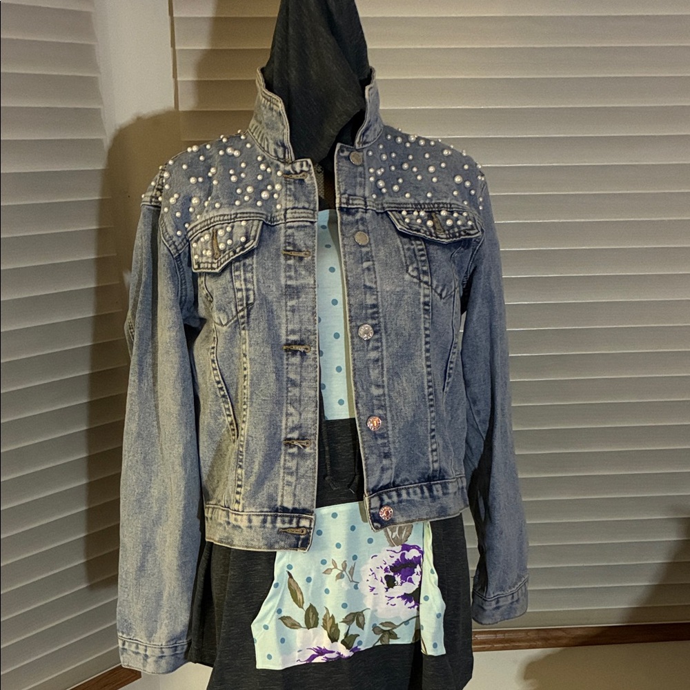 “Pearl” Studded Denim Jean Jacket Womans Large Fit NWOT Breast Pockets